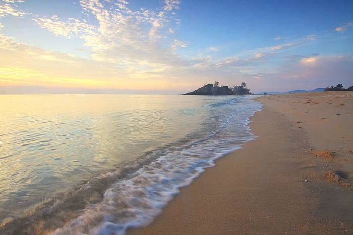平静的海滩日落