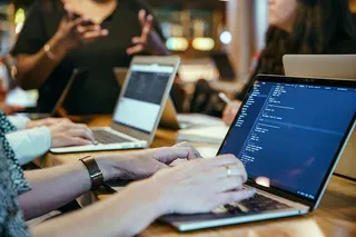 开发人员在笔记本电脑照片上编码