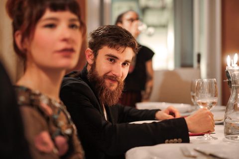 拿着酒杯坐着的男子