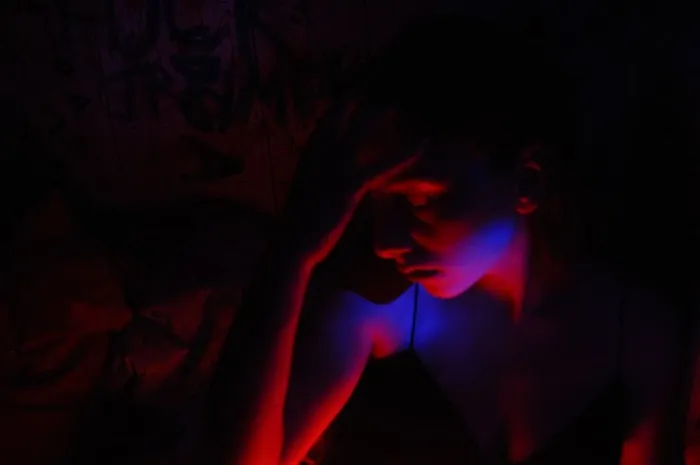 深色、室内、单人、照明、成人、夜间、黑色、红色