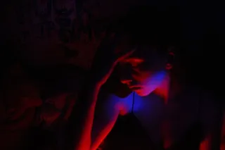 深色、室内、单人、照明、成人、夜间、黑色、红色