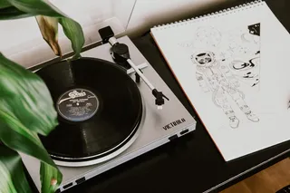 带有宇航员图纸的画板旁的转台