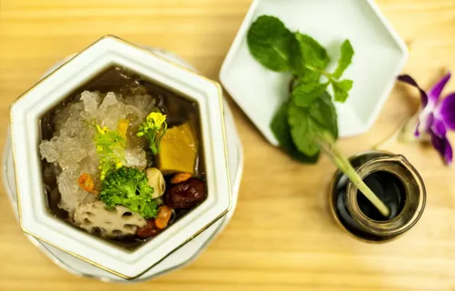 这道菜，珍贵的非洲鸡炖巢金丝燕，筑巢金丝燕，珍贵的非洲鸡，香料，越南，食物，食物和饮料