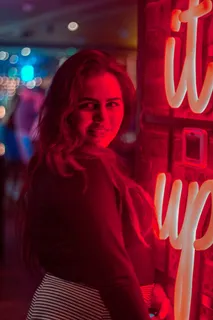 阿拉伯联合酋长国、迪拜、[受电子邮件保护]、波基、红色、灯光、霓虹灯、肖像