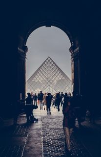 建筑、建筑、基础设施、城市、城市、人、人群、男人