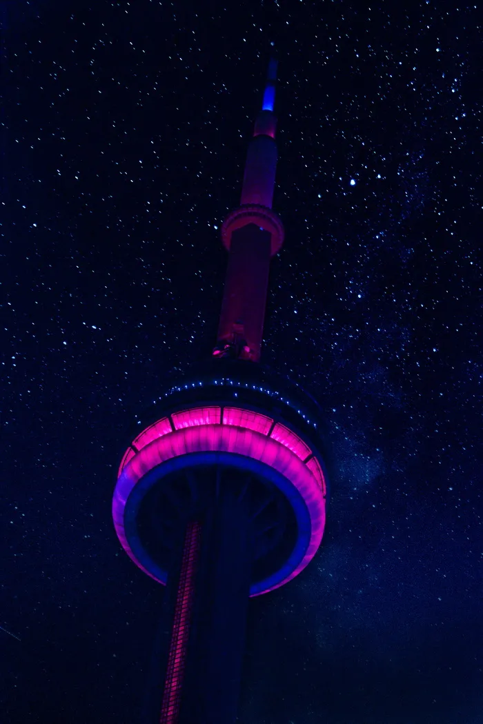 夜间灯塔低角度照片
