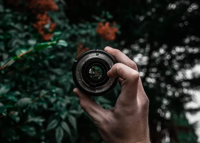 手持摄像机镜头的人