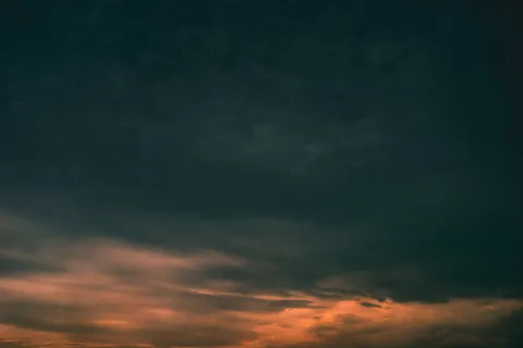 白天多云的白色天空