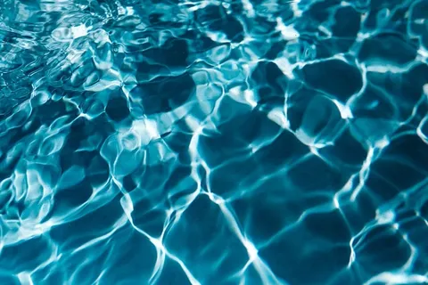 游泳池中波浪状的水面 游泳池中波浪状的水面