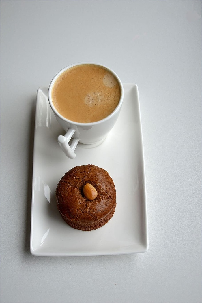 咖啡、蛋糕、零食、食品、饮料、饮料、白葡萄酒、盘子