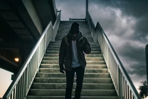 人,站立,中间,楼梯,步行,混凝土,楼梯,多云 人,站立,中间,楼梯,步行,混凝土,楼梯,多云