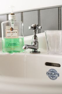 灰色水龙头，水槽，水龙头，浴室，室内，家用设备，无人，文本