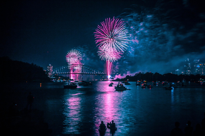 夜间长桥上空的烟花