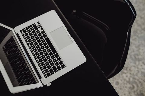 在家中或工作室安装MacBook电脑的时尚工作区