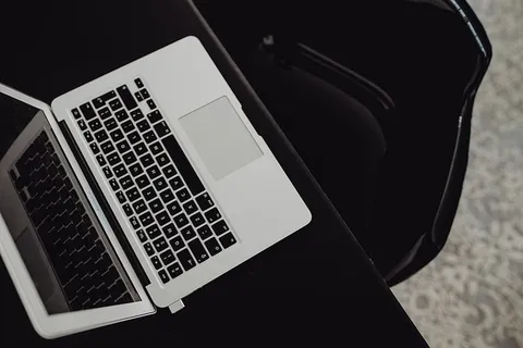 在家中或工作室安装MacBook电脑的时尚工作区 在家中或工作室安装MacBook电脑的时尚工作区