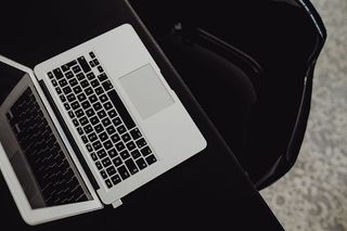 在家中或工作室安装MacBook电脑的时尚工作区