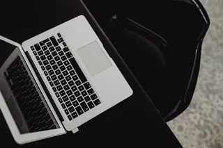 在家中或工作室安装MacBook电脑的时尚工作区