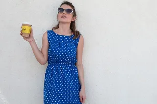 女人，蓝色，衣服，货舱，饮料，咖啡，食物，时尚