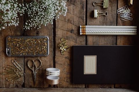 旧木制托盘上的办公配件