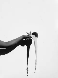 拿着一杯牛奶的人 拿着一杯牛奶的人