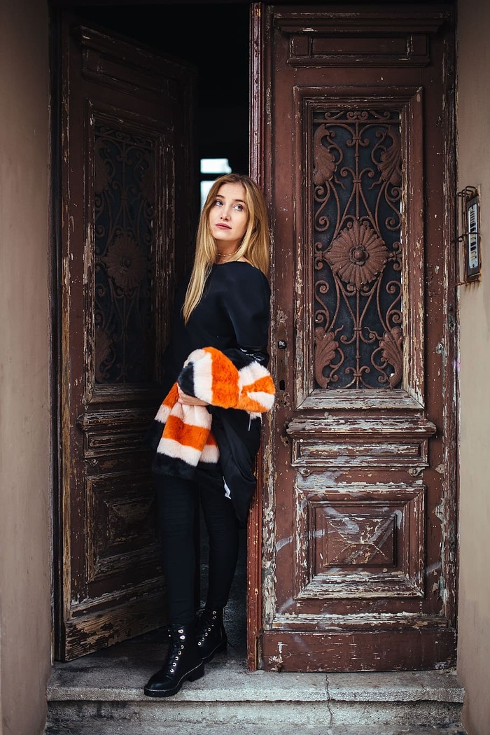 街上年轻女子的画像