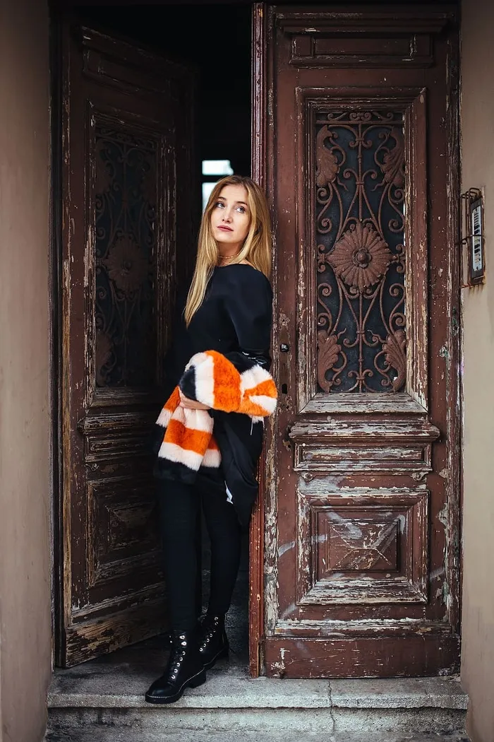 街上年轻女子的画像