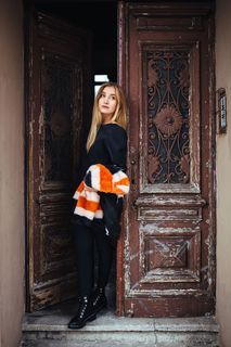 街上年轻女子的画像