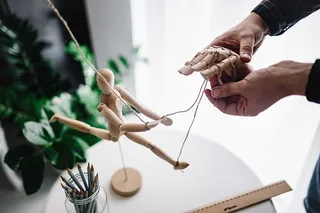 各种姿势的木制人体模型