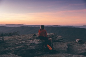 男人，坐着，悬崖山，灰色，天空，照片，山，山顶