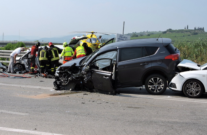 灰色suv、事故、救援、道路、消防员、汽车、直升机、运输