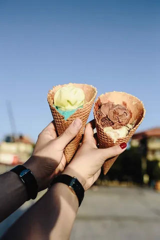 拿着冰淇淋的男人和女人