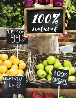 篮子里有绿色和黄色的圆形水果