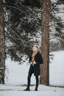 站在树旁微笑的人