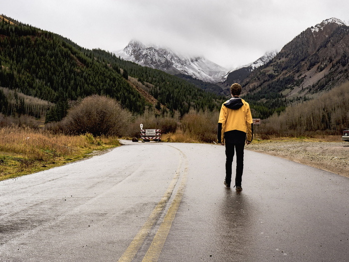 人，站立，黑色，柏油路，白天，自然，山，草