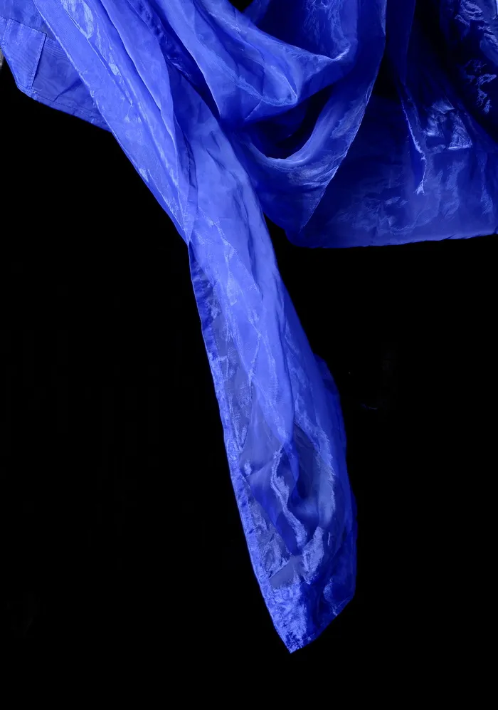 飘动的布，布料，纺织蓝色，黑色背景，工作室拍摄，特写，没有人，蓝色