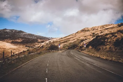 靠近山区的水泥路 靠近山区的水泥路