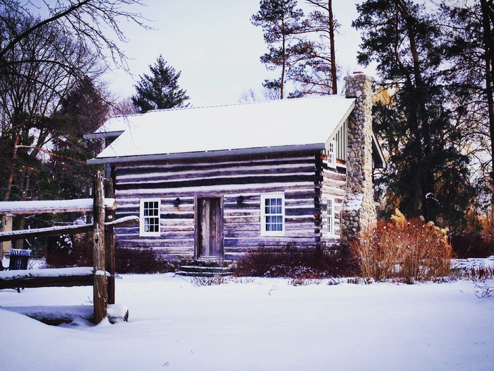 被雪覆盖的棕色小屋