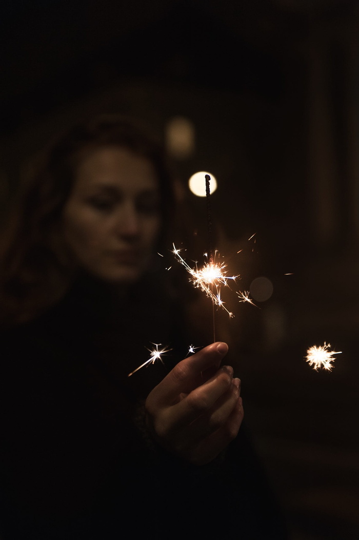 举鞭炮的女人的选择性聚焦照片