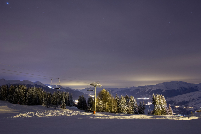 白雪覆盖的森林，绿色，树木，雪原，附近，高山，黑暗，天空