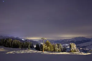 白雪覆盖的森林，绿色，树木，雪原，附近，高山，黑暗，天空