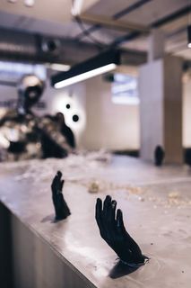 一张满是金属屑的桌子旁的金属人像