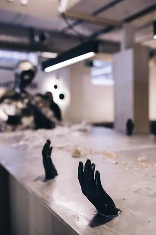 一张满是金属屑的桌子旁的金属人像