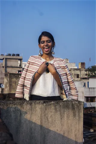 微笑的女人穿着开衫的照片