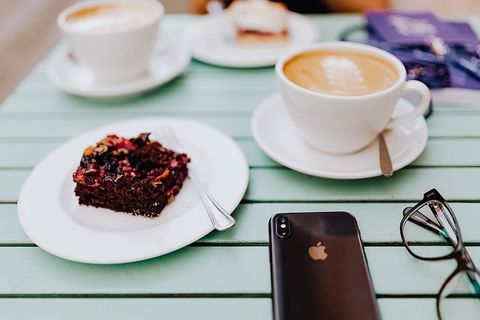 在自助餐厅喝咖啡吃蛋糕