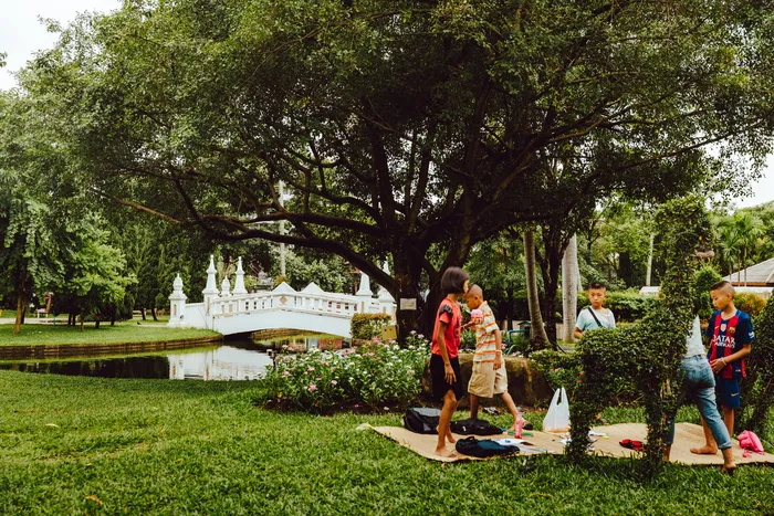 泰国，清迈，孩子们在公园里玩耍，清迈，孩子们在城市里，孩子们在城市里玩耍，旅游，野餐