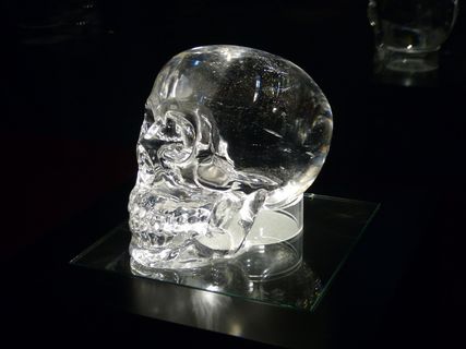 水晶头骨，展览，头骨，透明，黑色背景，玻璃材料，工作室拍摄，室内