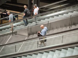 下楼的人、自动扶梯、人、楼梯、楼梯、火车、步行、车站