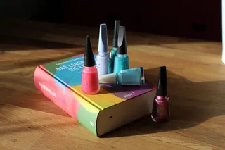 荷兰，阿姆斯特丹，书籍，木材，指甲油，静物，桌子，颜色