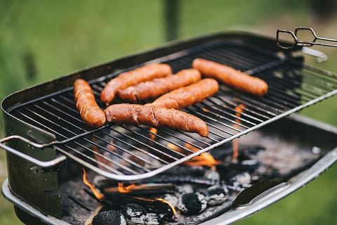 烤架上的猪肉和香肠