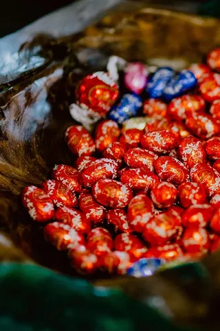 固体牛奶巧克力箔复活节彩蛋